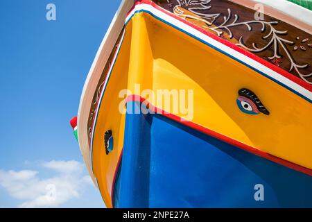 Luzzu Boot unter dem blauen Himmel in Bugibba in Malta. Stockfoto