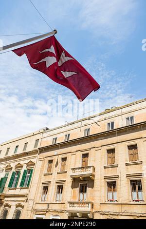 Malteser kreuzen auf einer Flagge über einer Straße in Valletta, der Hauptstadt Maltas. Stockfoto