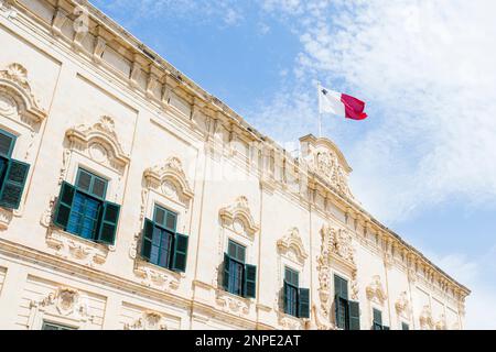 Maltaflagge über dem Kastilien-Platz in der Hauptstadt Valletta. Stockfoto