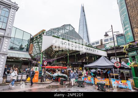 Der überdachte Borough Market unter dem majestätischen Shard Building in London nach Regenfällen. Stockfoto