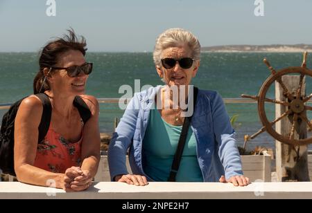 Westküste, Südafrika. 2023. Lächelnde weibliche Urlauber genießen einen Urlaub an der Westküste des südlichen Afrika. Stockfoto