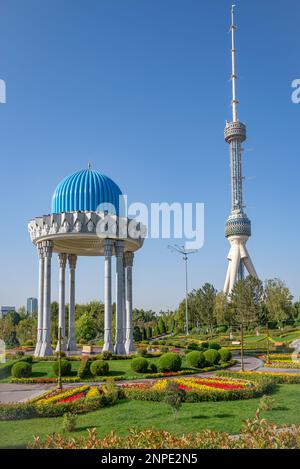 TASCHKENT, USBEKISTAN - 04. SEPTEMBER 2022: Rotunde des Komplexes "Gedenken an die Opfer der Repression" und ein Fernsehturm. Taschkent, Usbekistan Stockfoto