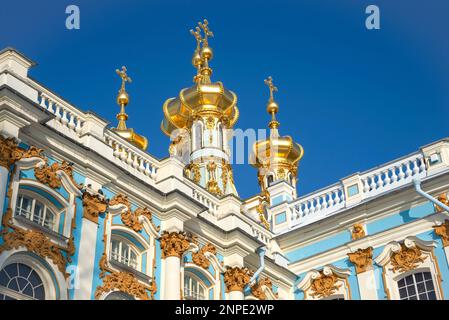 Kuppeln der alten Auferstehungskirche aus der Nähe. Catherine Park in Zarskoye Selo Stockfoto