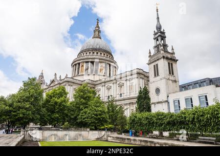 Blick auf die St Pauls Cathedral über die Festival Gardens in London. Stockfoto