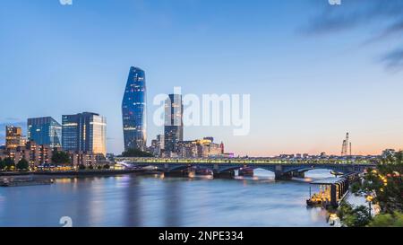 Eine Blackfriars und Blackfriars Bridge bei Abenddämmerung über der Themse. Stockfoto