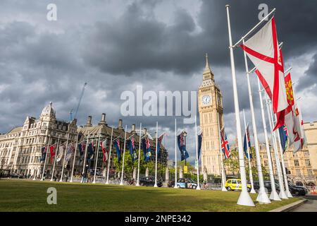 Commonwealth-Flaggen vor Big Ben in London. Stockfoto