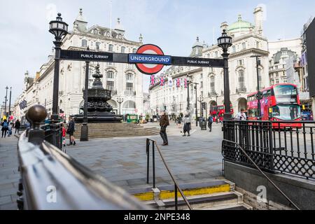 Durch einen der Eingänge zur Londoner U-Bahn am Piccadilly Circus, der den Shaftesbury Memorial Fountain umgibt. Stockfoto