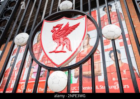 Ein altes Liverpool Football Club-Abzeichen in Rot und Weiß auf den Paisley Gates vor dem Anfield-Stadion in Liverpool. Stockfoto