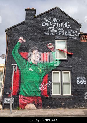 Das Wandbild von Ray Clemence, das auf der Außenseite eines Hauses in der Nähe des Stadions Anfield in Liverpool abgebildet ist. Stockfoto