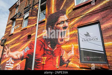 Das Wandbild von Steven Gerrard befindet sich außen am Sandon Pub in der Nähe des Stadions Anfield in Liverpool. Stockfoto