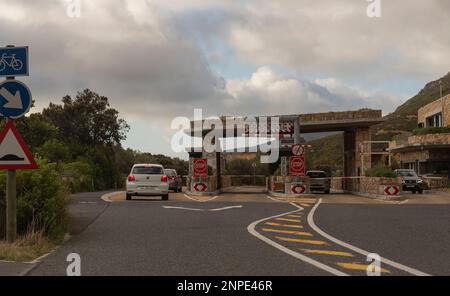 Hout Bay, Kapstadt, Südafrika. 2023. Die Mautstelle am Hoet Bay Ende des Chapmans Peak Drive, eine malerische Küstenstraße. Stockfoto
