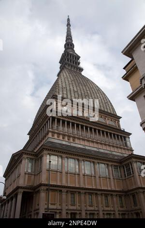 Der Turm der Mole Antonelliana - ursprünglich eine Synagoge - beherbergt das nationale Kinomuseum, ein bedeutendes Wahrzeichen in Turin, Italien Stockfoto