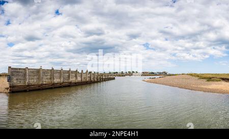 Ein Panoramablick auf hölzerne Meeresschutzanlagen in Walberswick an der Küste von Suffolk. Stockfoto