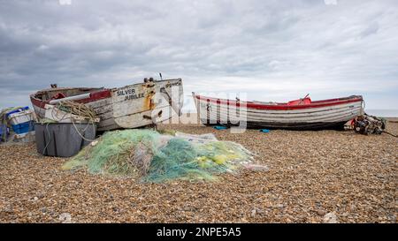 Farbenfrohe Fischernetze und Fischerboote am Aldeburgh Beach an der Küste von Suffolk. Stockfoto