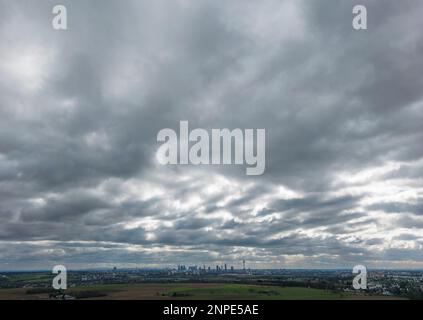 26. Februar 2023, Hessen, Frankfurt/Main: Dunkle Wolken führen über die Skyline von Frankfurt (Luftaufnahme mit einer Drohne). Das Wetter bleibt auch bei niedrigen Temperaturen wechselhaft. Foto: Boris Roessler/dpa Stockfoto