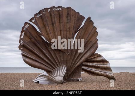 Die Skulptur Scallop, die am Aldeburgh Beach an der Küste von Suffolk abgebildet ist. Stockfoto