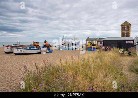 Die Farben der Aldeburgh Uferpromenade voller Fischerboote. Stockfoto