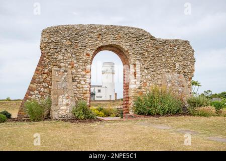 Die Ruinen der St. Edmunds Chapel umrahmen den Leuchtturm in Hunstanton an der West Norfolk Coast. Stockfoto