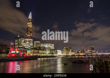 St. Georges-Flagge auf der Scherbe über HMS Belfast leuchtet rot. Stockfoto