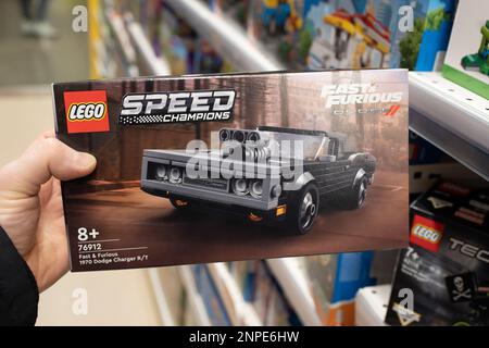 LEGO-Konstrukteur Fast Furious, 1970 Dodge Charger R T in der Hand des Käufers in einem Lego-Laden. Minsk, Belarus, 2023 Stockfoto