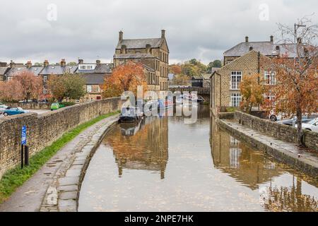 Gefallene Blätter auf dem Leeds Liverpool Canal in Skipton in Yorkshire. Stockfoto