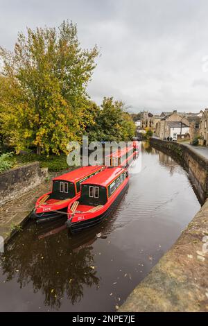 Schmale Boote namens Jack und Jill, die an der Seite des Springs Branch des Leeds Liverpool Canal in Skipton befestigt sind. Stockfoto