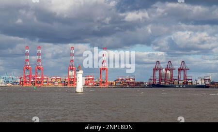 Flut um den Leuchtturm von Perch Rock in der Mündung von Mersey. Stockfoto