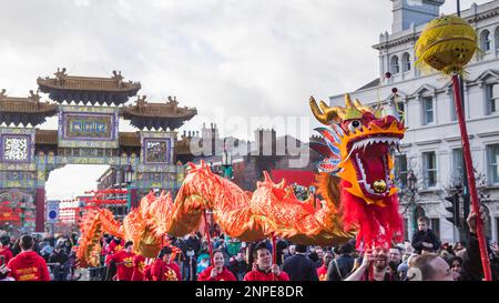 Traditioneller Drachentanz während der chinesischen Neujahrsfeier im Chinatown-Viertel von Liverpool. Stockfoto