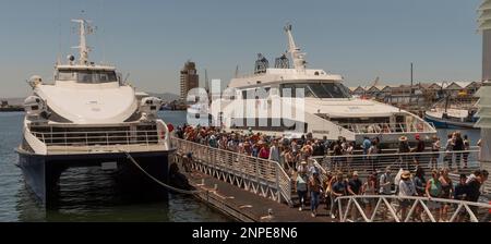 Kapstadt, Südafrika. 2023. Fähren nach Robben Island mit Passagieren, die am Nelson Mandela Terminal ein- und aussteigen. Stockfoto