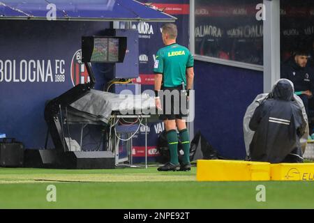 Der Schiedsrichter des Spiels Daniele Orsato von der Schio-Sektion betrachtet den VAR (Video Assistant Referee) während des Spiels Bologna FC gegen Inter - FC Internazionale, italienisches Fußballspiel Serie A in Bologna, Italien, Februar 26 2023 Stockfoto