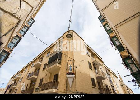 Religiöse Statue an einer Straßenecke in der maltesischen Hauptstadt Valletta. Stockfoto