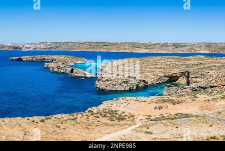 Blaue Lagune in Comino, umgeben von felsiger Küste. Stockfoto