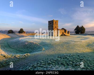 Frühes Morgenlicht in der Knowlton Kirche in Dorset. Stockfoto