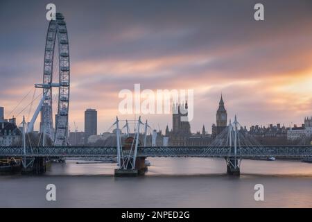 Sonnenuntergang über Westminster und dem London Eye. Stockfoto