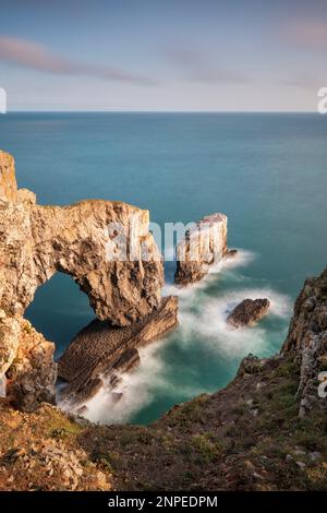 Die Grüne Brücke von Wales in Pembrokeshire. Stockfoto