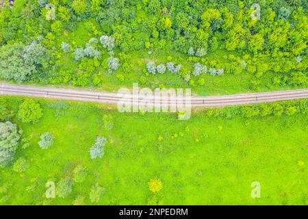 Blick von oben auf den exotischen gewundenen Fluss fließt durch grüne Feuchtgebiete. Blick aus der Vogelperspektive auf den Zickzack-Bach. Ukraine, Europa. Luftaufnahme wie im Kino. Entdecken Stockfoto