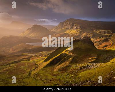 Frühes Morgenlicht im Quiraing auf der Isle of Skye. Stockfoto