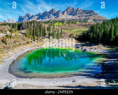 Lago di Carezza, auch bekannt als Carezza-See oder Karersee, ist einer der schönsten Seen in der Region der Dolomiten. Es ist bekannt für sein Smaragdgrün Stockfoto