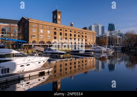 Reflexionen im Wasser am St. Katherine Dock in London. Stockfoto