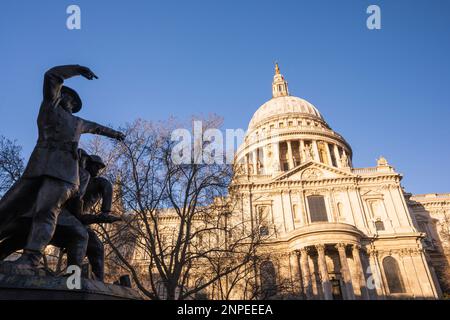 Das Feuerwehrdenkmal und die St. Paul's Cathedral. Stockfoto