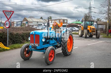 Wisborough Green, Großbritannien, 26. Februar 2023. Ein Teilnehmer an einer Charity-Traktor-Parade winkt, während er in seinem alten Fordson Major auf einer Landstraße in West Sussex, Großbritannien, eine Kurve dreht. Foto: Andy Soloman Credit: Andy Soloman/Alamy Live News Stockfoto