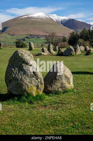 Blick vom Castlerigg Stone Circle auf die schneebedeckte Blencathra im Frühling/Spätwinter. Stockfoto