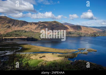 Blick von der Überraschung über Derwentwater in Richtung Catbells Hause Gate und Maiden Moor im Frühling Spätwinter. Stockfoto