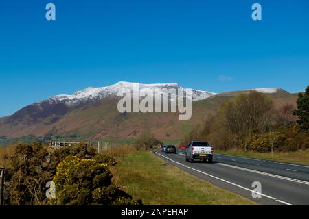 Blick von der A66 nach Keswick in Richtung der schneebedeckten Blencathra im Frühling/Spätwinter. Stockfoto