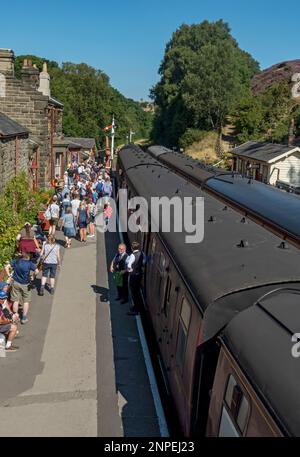 Besucher auf dem Bahnhofsplattform von Goathland im Sommer. Stockfoto