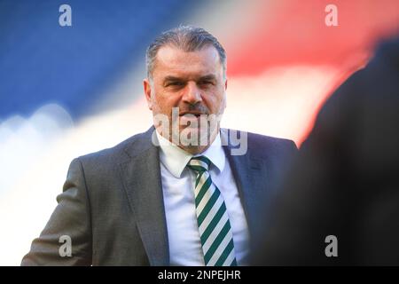 26. Februar 2023; Hampden Park, Glasgow, Schottland: Schottisches Viaplay Cup Fußballfinale, Rangers versus Celtic; keltische Managerin Ange Postecoglou inspiziert das Spielfeld vor dem Spiel Stockfoto