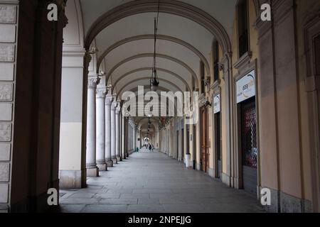 Monumentale Turiner Arkaden, große Fußgängerwege in Turin, Italien Stockfoto