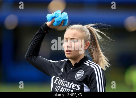 Arsenal's Leah Williamson wärmt sich vor dem fünften Spiel des Vitality Women's FA Cup in Kingsmeadow, London, auf. Foto: Sonntag, 26. Februar 2023. Stockfoto