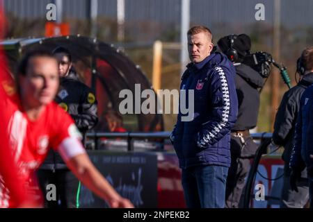 ENSCHEDE, NIEDERLANDE - FEBRUAR 26: Cheftrainer Joran Pot vom FC Twente schaut auf das Finale von TOTO KNVB Beker 1/8 zwischen dem FC Twente und Ajax im Sportcampus Diekman am 26. Februar 2023 in Enschede, Niederlande (Foto von Marcel ter Bals/Orange Pictures) Stockfoto