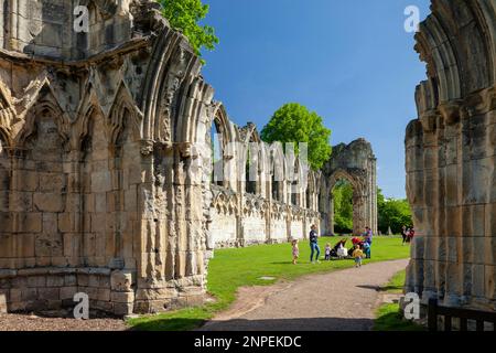 Ruinen der St. Mary's Abbey in den Museumsgärten. Stockfoto